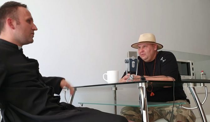 „Jaram się Chrystusem jako symbolem” – Wini w mega ciekawej rozmowie z rapującym księdzem „Jaram się Chrystusem jako symbolem” – Wini w mega ciekawej rozmowie z rapującym księdzem