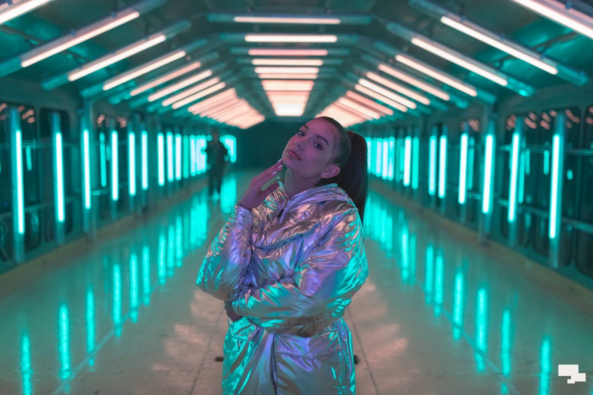 Viki Gabor prezentuje teledysk do filmu produkcji Netflix ...