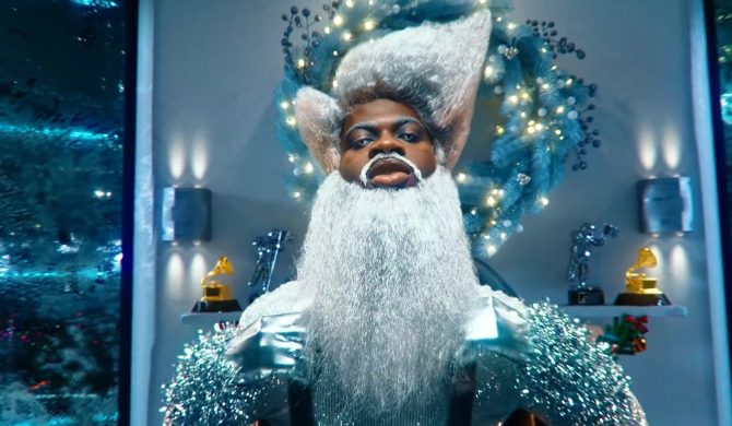 Lil Nas X jako futurystyczny św. Mikołaj
