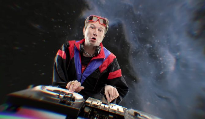 Piotr Cyrwus nie jest już Rysiem z „Klanu”. Teraz jako król dyskotek zachęca do „mycia rączek” w reklamie ketchupu Piotr Cyrwus nie jest już Rysiem z „Klanu”. Teraz jako król dyskotek zachęca do „mycia rączek” w reklamie ketchupu