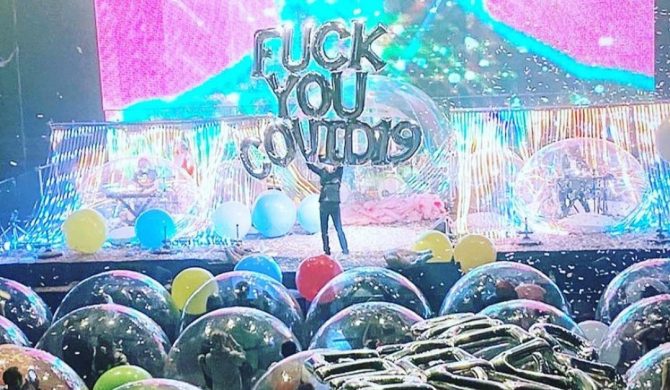 The Flaming Lips znaleźli rozwiązanie na koncerty w pandemii – muzycy zamknęli siebie i widzów w bańkach The Flaming Lips znaleźli rozwiązanie na koncerty w pandemii – muzycy zamknęli siebie i widzów w bańkach