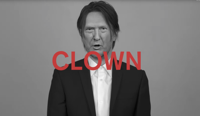 Steven Wilson zamienia się w Donalda Trumpa, Scarlett Johanson, Davida Bowie i innym, w najnowszym klipie
