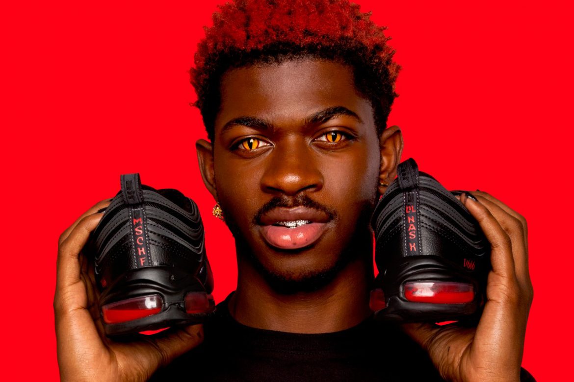 Lil Nas X dopiero co tańczył dla diabła – teraz promuje buty z ludzką krwią