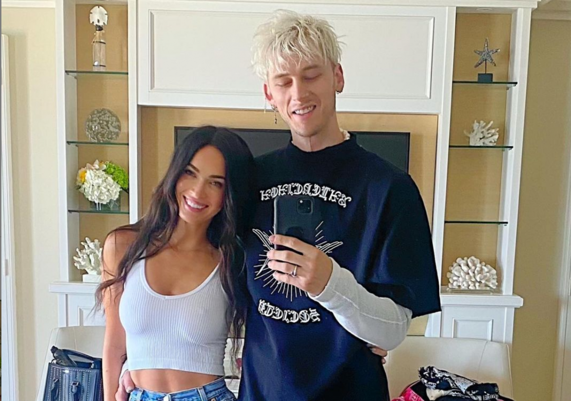 Machine Gun Kelly publikuje zdjęcia z urodzinowej balangi. Na fotkach Megan Fox i jedna z Kardashianek