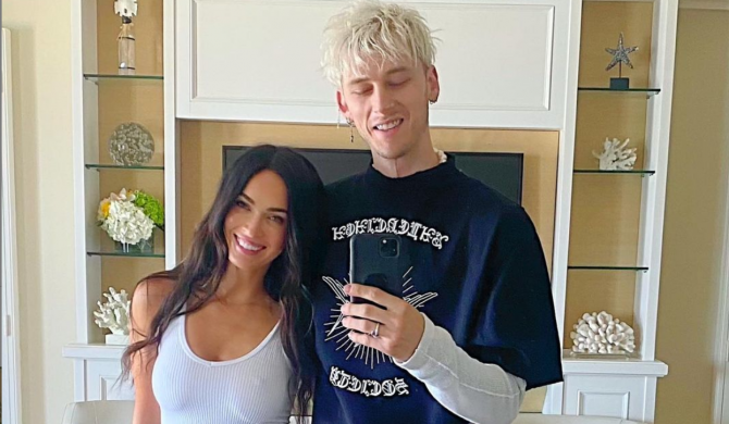 Machine Gun Kelly publikuje zdjęcia z urodzinowej balangi. Na fotkach Megan Fox i jedna z Kardashianek