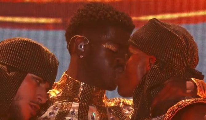 Lil Nas X oddaje hołd Jacksonowi i całuje się na scenie z tancerzem. Diddy nazywa go nieustraszonym
