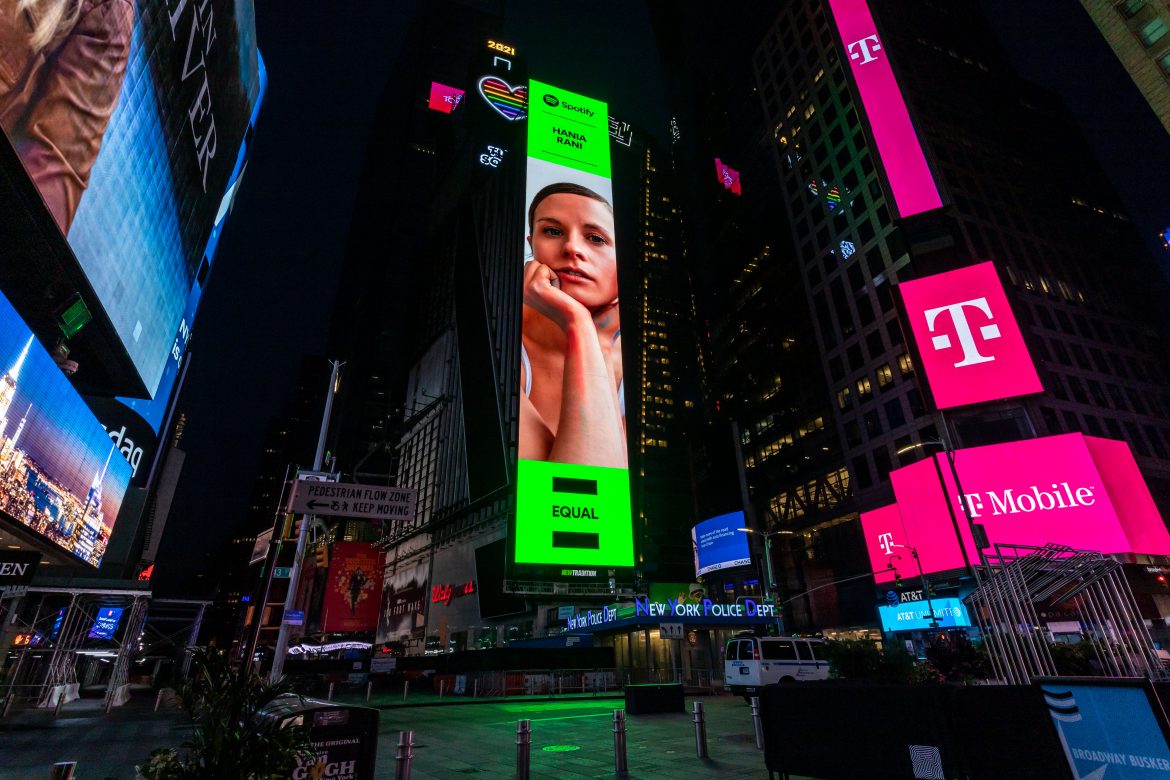 Polska artystka spogląda na nowojorczyków z reklamy na Times Square