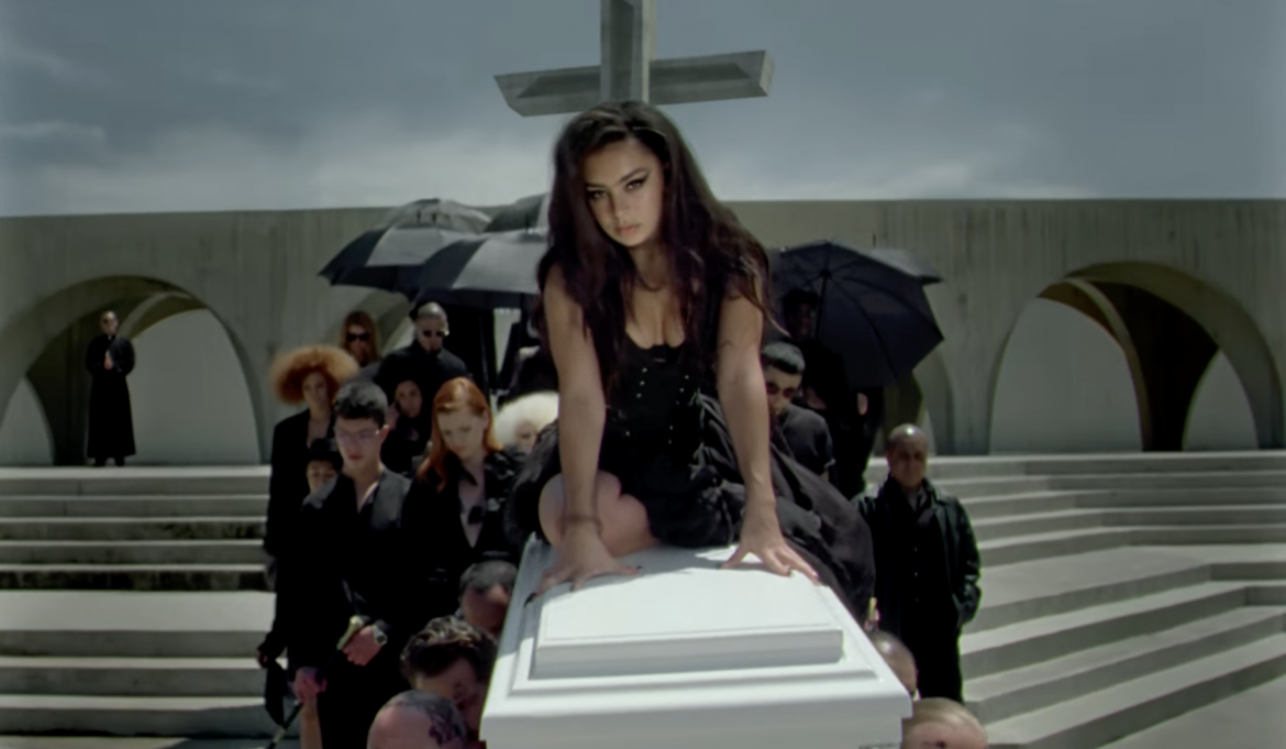 Półnaga Charli XCX wije się przy trumnie podczas pogrzebu