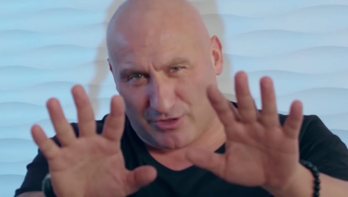 Marcin Najman rapuje, promując nadchodzącą galę MMA-VIP