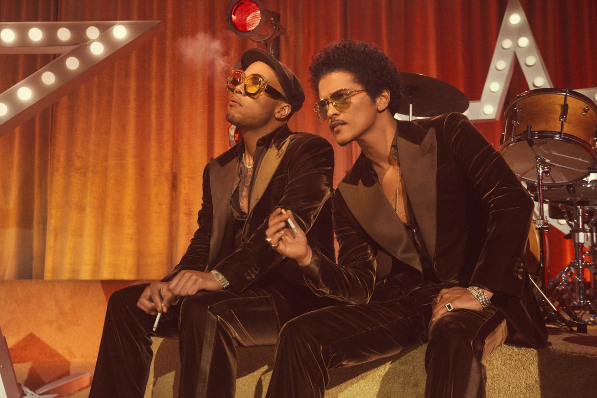 Bruno Mars i Anderson .Paak przedstawiają „Smokin Out The Window”