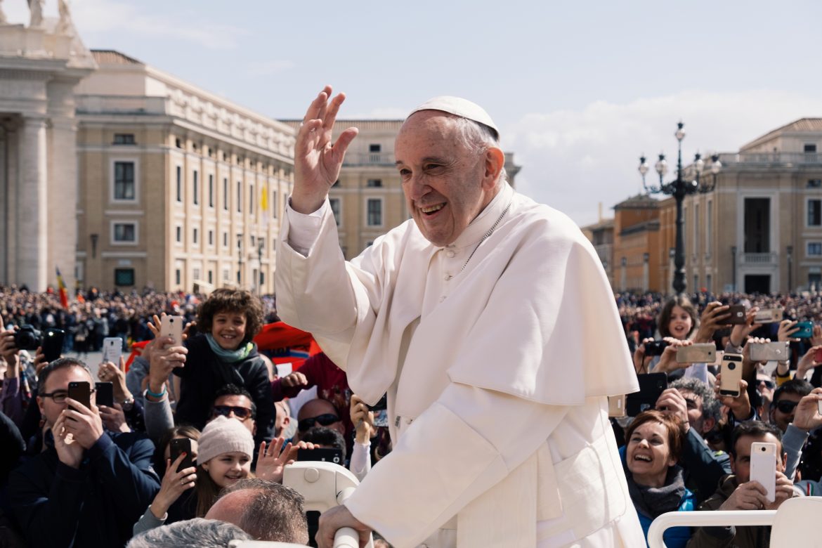 Papież Franciszek wymknął się z Watykanu, by złożyć wizytę w sklepie płytowym
