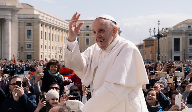 Papież Franciszek wymknął się z Watykanu, by złożyć wizytę w sklepie płytowym