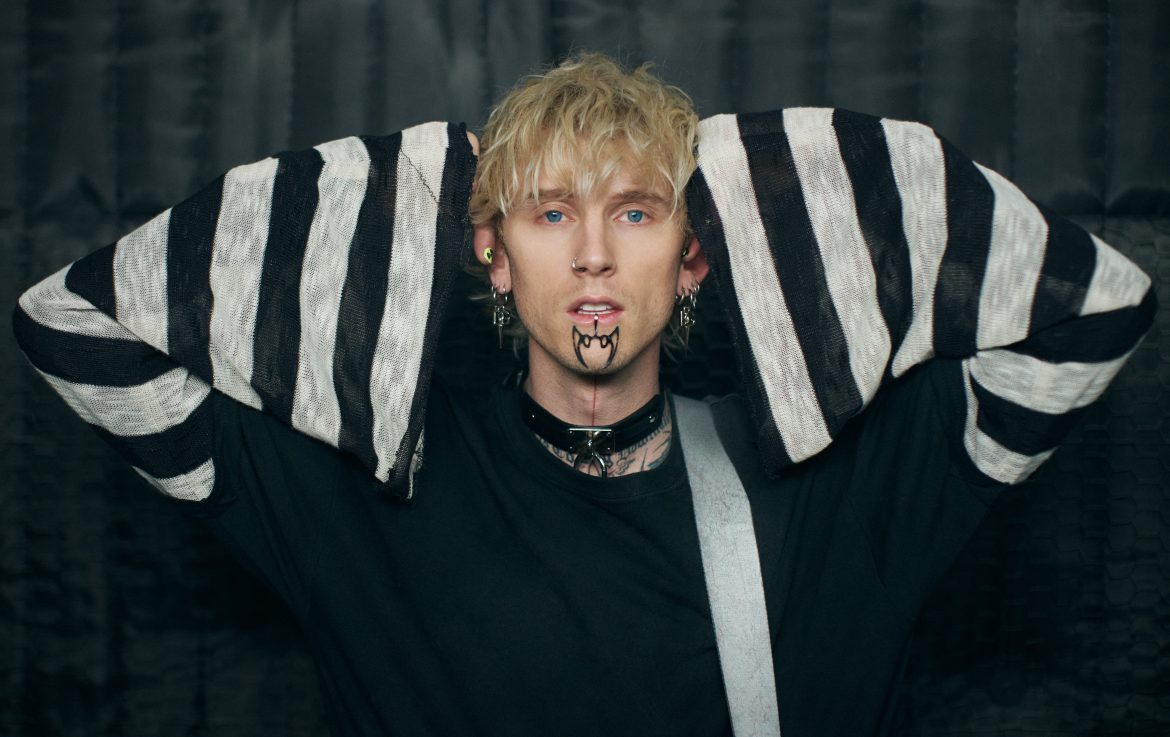 Machine Gun Kelly szokuje fanów nowymi tatuażami. Artysta praktycznie zmienił kolor skóry