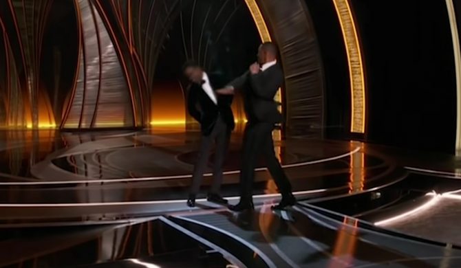 Chris Rock zażartował z żony Willa Smitha na gali Oscarów. Smith wszedł na scenę i uderzył go w twarz