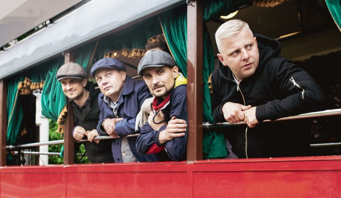 Bilon i Nowa Ferajna zagrali koncert w zabytkowym tramwaju