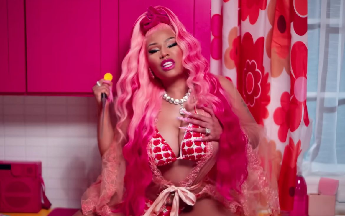Nicki Minaj jako lalka Barbie z różowym i robotem-kotem – zobaczcie klip do „Super Freaky Girl”
