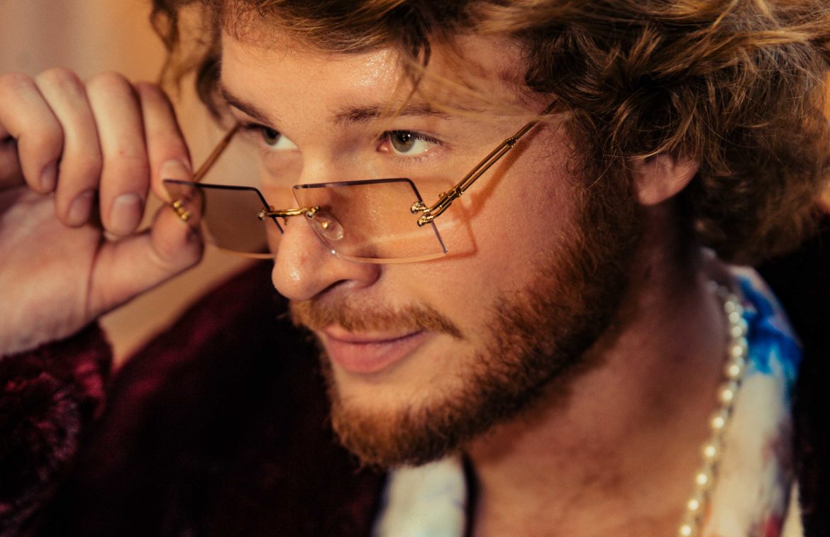 Yung Gravy cieszy się życiem w nowym singlu „C’est La Vie”