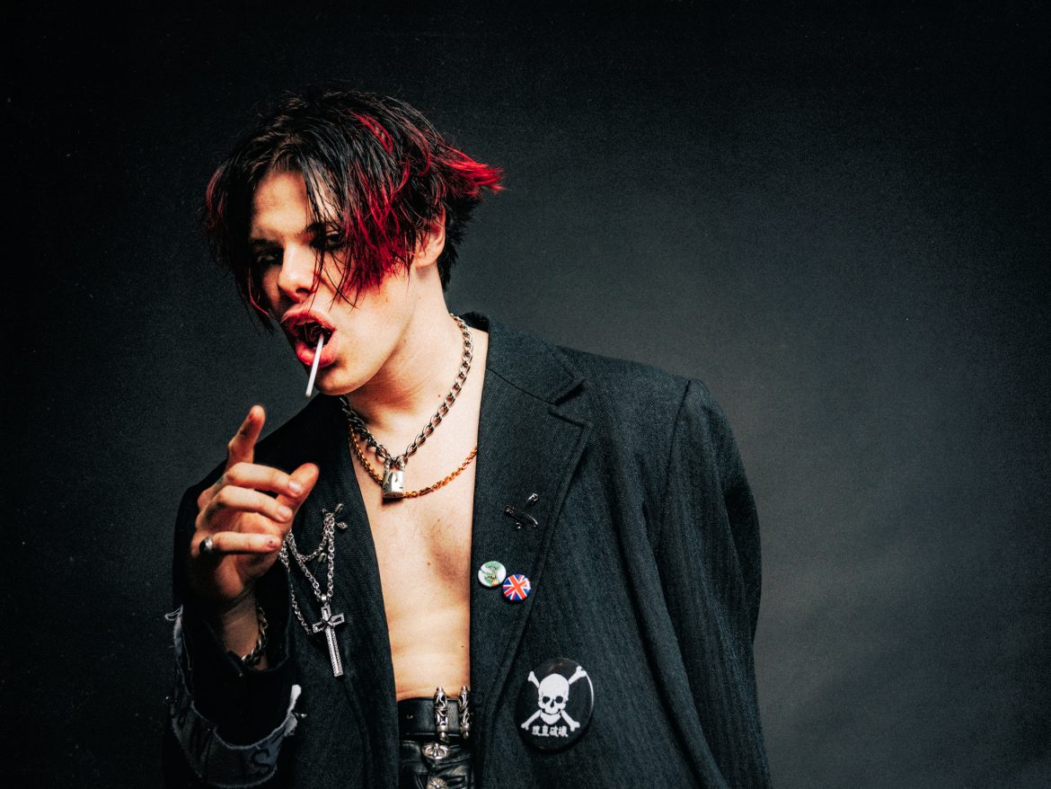 Roztańczony YUNGBLUD przedstawia nowy album i teledysk do „Tissues”