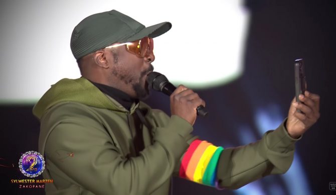 Black Eyed Peas wystąpili w TVP z tęczowymi opaskami (wideo)