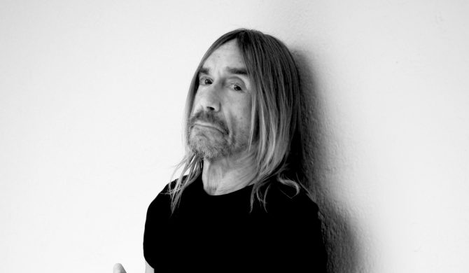 Iggy Pop wspomina narkotykowe ekscesy członków Guns N’ Roses. W rolach głównych uciekający wąż i „micha koksu”