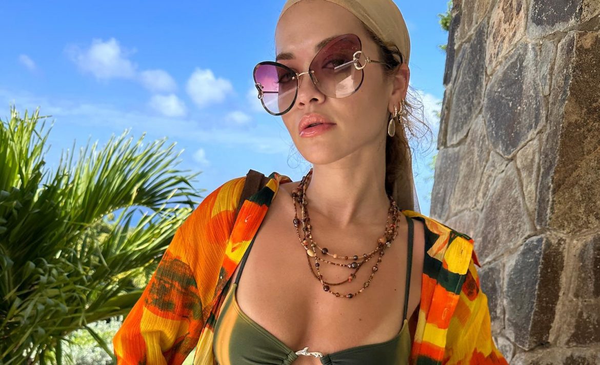 Rita Ora pokazuje, jak można płynnie przejść od krytyki Rolling Stone’a do chwalenia się swoim ciałem