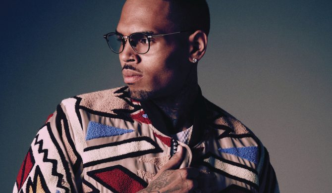 Chris Brown nie może zrozumieć, dlaczego ludzie wciąż wytykają mu napaść na Rihannę