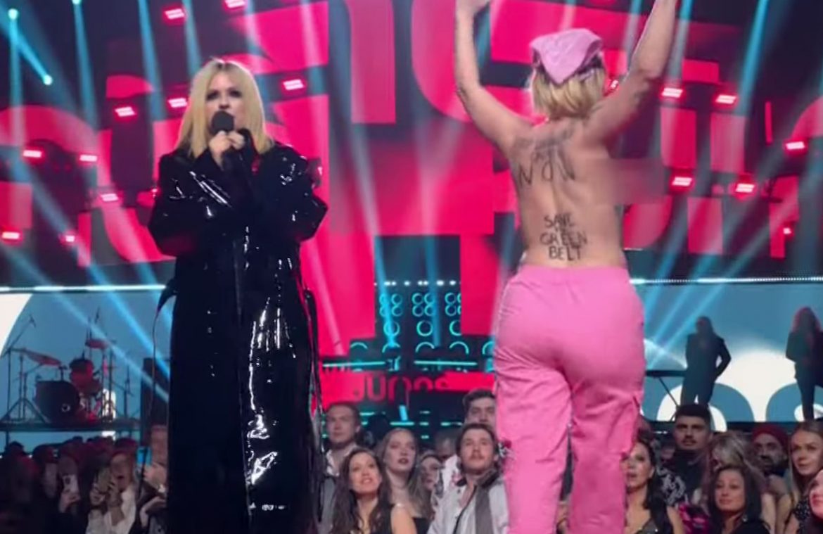 Półnaga aktywistka wtargnęła na scenę podczas przemówienia Avril Lavigne na gali Juno Awards