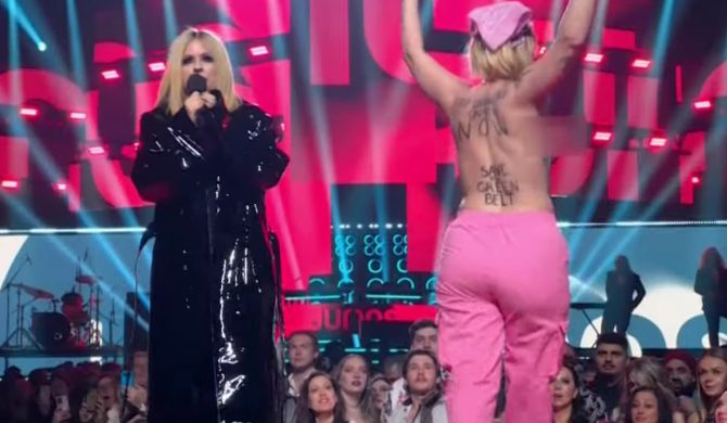 Półnaga aktywistka wtargnęła na scenę podczas przemówienia Avril Lavigne na gali Juno Awards