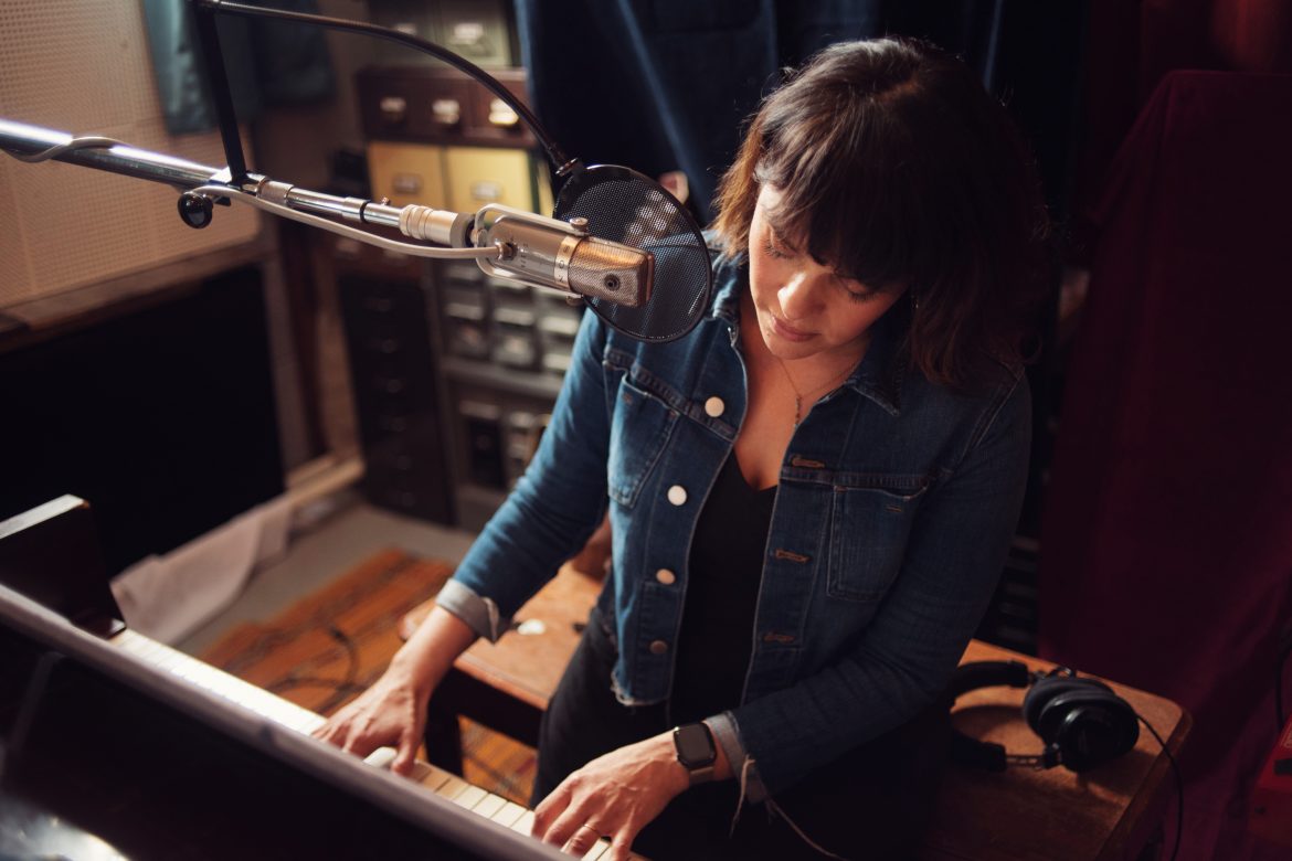 Norah Jones z premierowym utworem