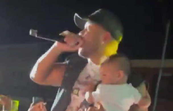 Fani rzucający przedmiotami na scenę to jedno, ale amerykańskiemu raperowi ktoś podał swoje niemowlę