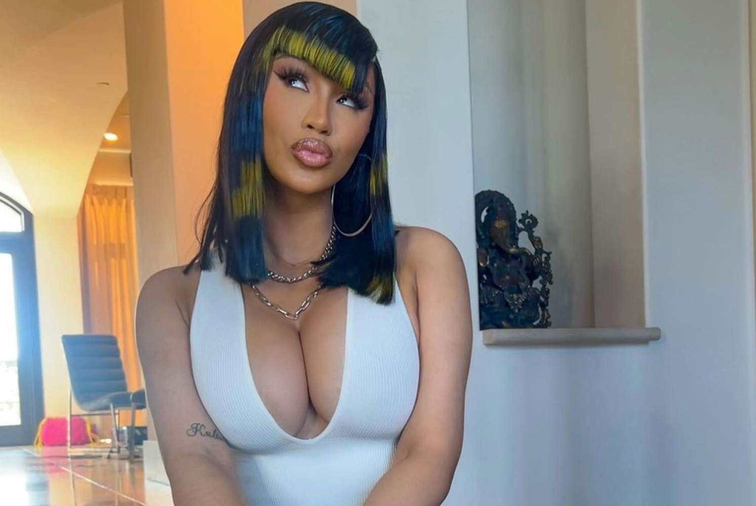 Mikrofon, którym Cardi B rzuciła fana osiągnął chorą sumę na aukcji - CGM.p...