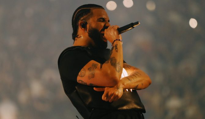 Drake symbolicznie kończy przyjaźń, wyrzucając koszulkę gwiazdy NBA w trakcie koncertu