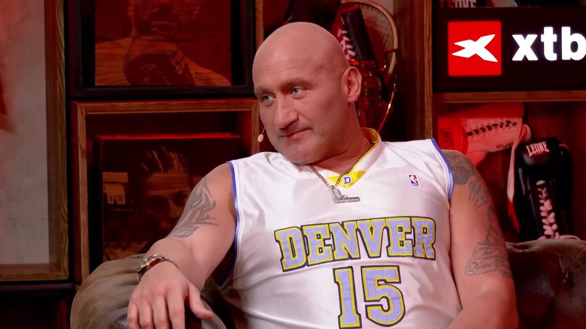 Marcin Najman przyszedł do Kanału Sportowego w fejkowej koszulce Denver Nuggets i śmieszkował ze śmierci 2Paca