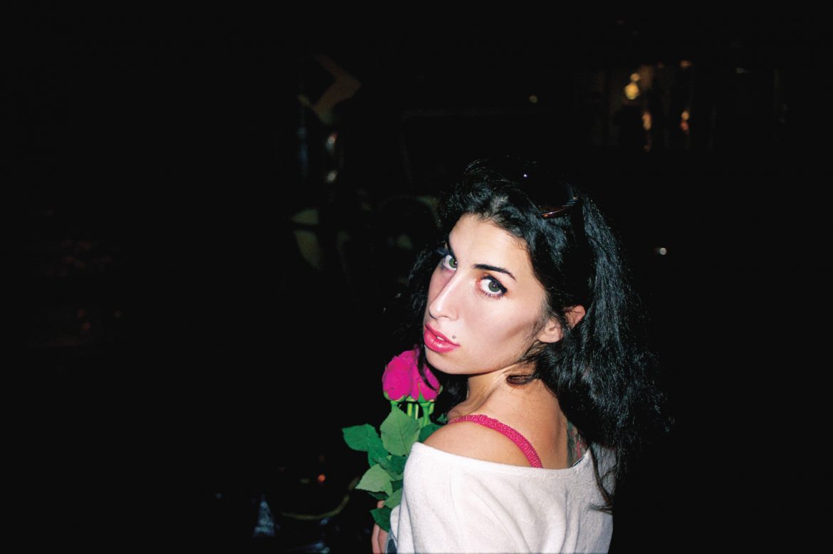 Niepublikowane ujęcia z „In My Bed” w nowym lyric video Amy Winehouse