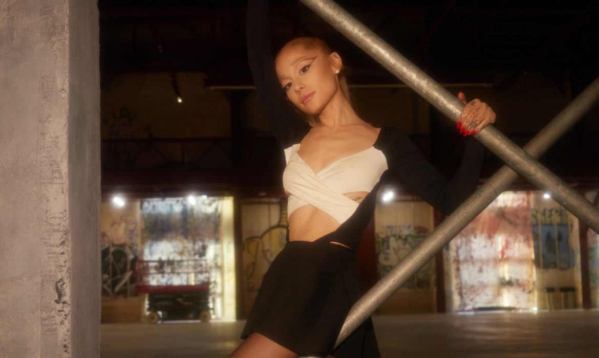 Ariana Grande w remiksie „Yes, And?” z ikoną muzyki