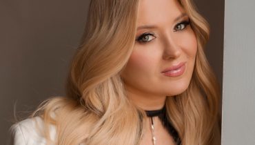 Gosia Andrzejewicz poszła do kościoła z kurą. Znowu