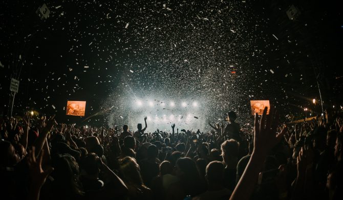 Niektórzy umieją się bawić. Zamiast skaczących ze sceny fanów, podczas festiwalu widzowie nieśli na rękach ToiToia