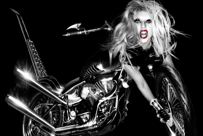 Lady Gaga kobietą w czerni