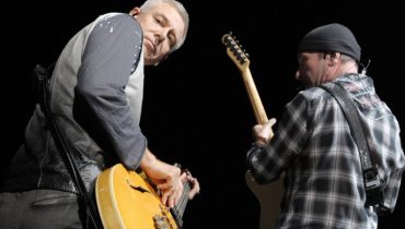 Basista U2 okradziony przez swoją współpracowniczkę