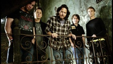 Wokalista Pearl Jam zagrał z Kings Of Leon – video