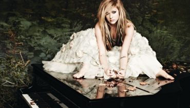 Teledysk Avril Lavigne do „Here`s To Never Growing Up”