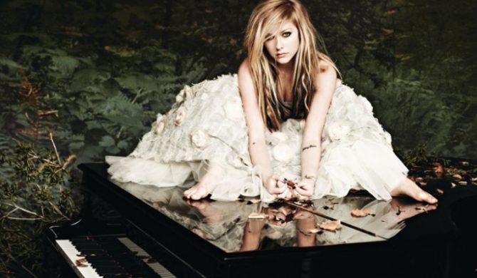 Teledysk Avril Lavigne do „Here`s To Never Growing Up”