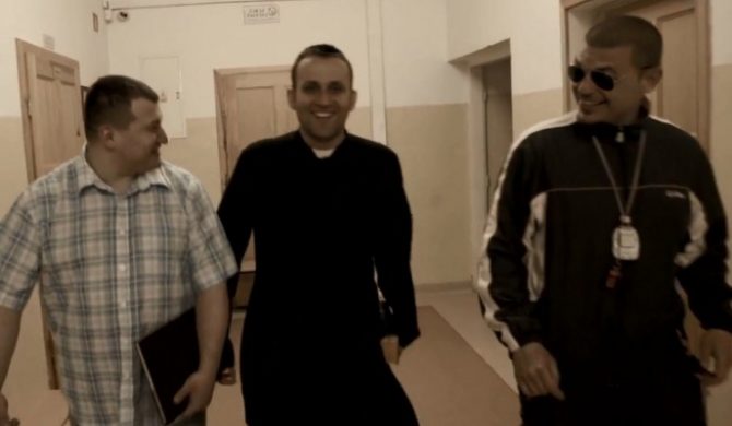 Tau, ks. Kuba Bartczak, Bęsiu i DJ Yonas w akcji „Wspólny Mianownik” (wideo)