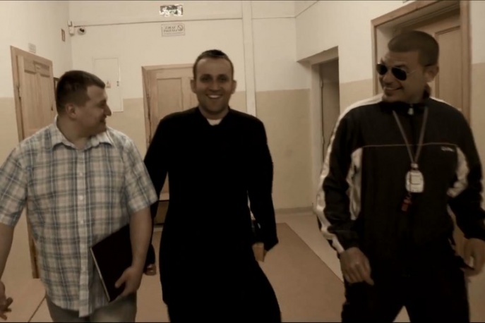 Tau, ks. Kuba Bartczak, Bęsiu i DJ Yonas w akcji „Wspólny Mianownik” (wideo)