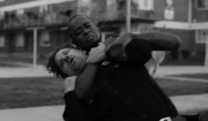 Run the Jewels pokazali czterominutową walkę czarnoskórego obywatela z białym policjantem (wideo)