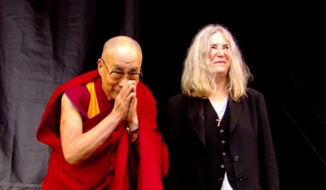 Glastonbury: Patti Smith zaprosiła na scenę Dalajlamę (wideo)