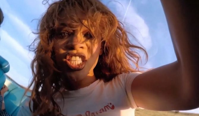 Nagość, przemoc i wulgarny język – Rihanna prezentuje nowy klip