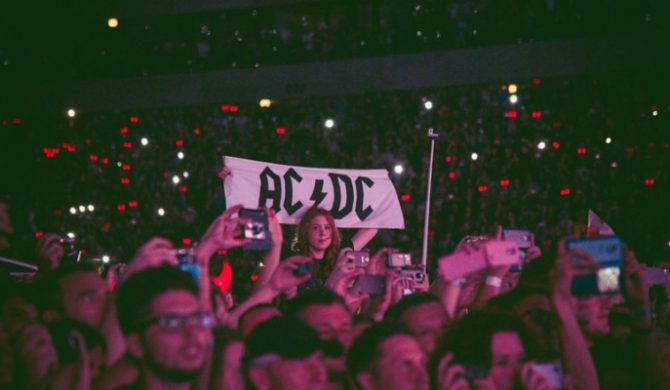 Fani AC/DC wyzwani przez sympatyków Młodzieży Wszechpolskiej