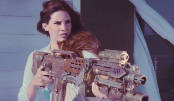 Uzbrojona Lana Del Rey w nowym klipie