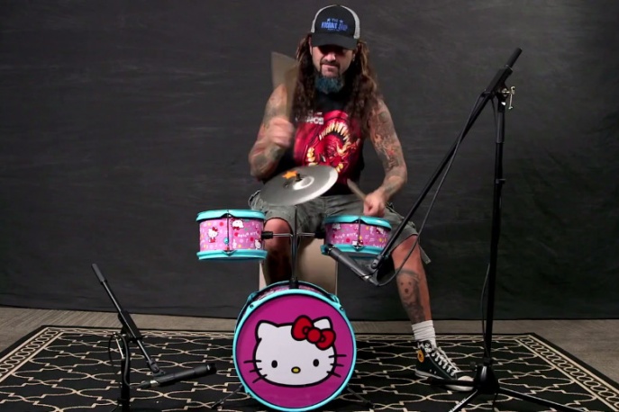 „Jak mam grać kawałki Slayera mając pojedynczą stopę?” – Mike Portnoy gra klasyki rocka na perkusji Hello Kitty